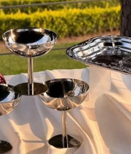 Copas de plata en evento al aire libre